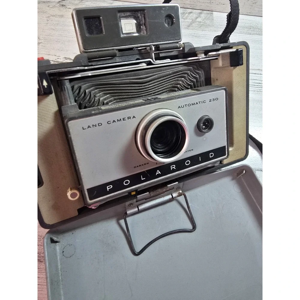 Vintage Polaroid Automatic 230‎ Land Camera Folding Bellows 1967 with Cold Clip
